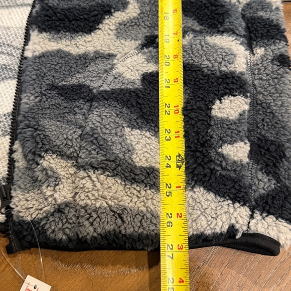 Women's Black and Gray Camouflage Vest - Picture 8 of 8